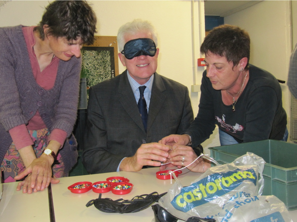 Le président de l'association Valentin Haüy, M. Colliot accompagné par Agnès et Fabienne